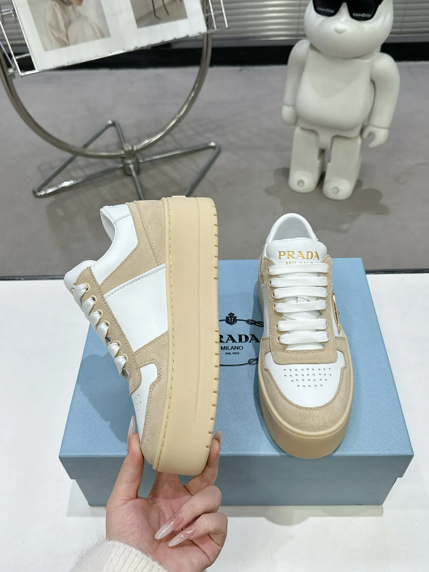 👟👟Ex-factory price 600👟👟 Prada Latest Downtown Bold series Thick-soled Platform Shoes Triangle Logo Casual Sports Shoes White Shoes Original purchase, development and production Downtown Bold sneakers are inspired by the basketball shoes of the 1980s, with sporty design and exquisite details. Crafted from perforated leather, the statement platform sole provides a unique, modern style. The Prada logo is interpreted from different angles, decorated with the iconic enameled triangular metal logo, highlighting the unique classic style. Exquisite packaging at the delivery counter🛍📦 ▪️Fabric: Original custom imported first-layer cowhide ▪️Inner lining: Original imported sheepskin ▪️Outsole: Original open-molded ultra-light foam material ▪️Sole thickness: 4.5CM ▪️Size: Women's 35-40